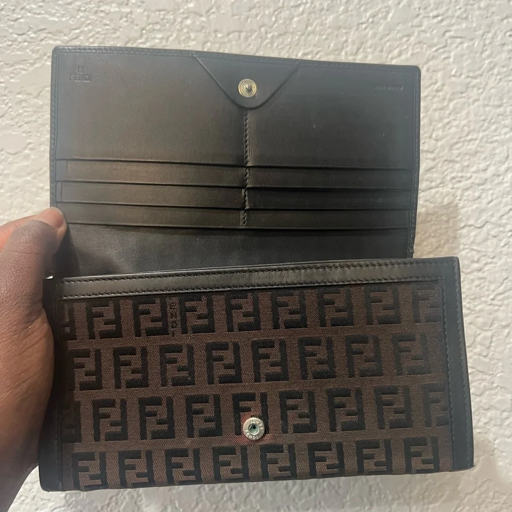 Sold ‼️‼️‼️‼️
Authentic vintage Fendi continental wallet! - Picture 9 of 13